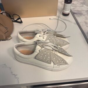 White inc tennis shows with bow